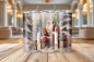 Preview: Thermobecher mit Santa Claus-Motiv, verschneiter Winterlandschaft und festlichen Details auf Holzuntergrund – ideal für Weihnachten.